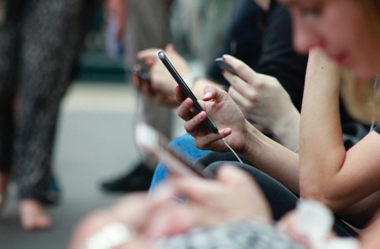 Dolores en el dedo pulgar, la nueva patología por el uso continuo del celular - Itagüí Hoy