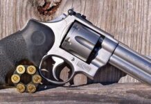 Ciudadano botó revolver al piso al verse cogido por la policía.