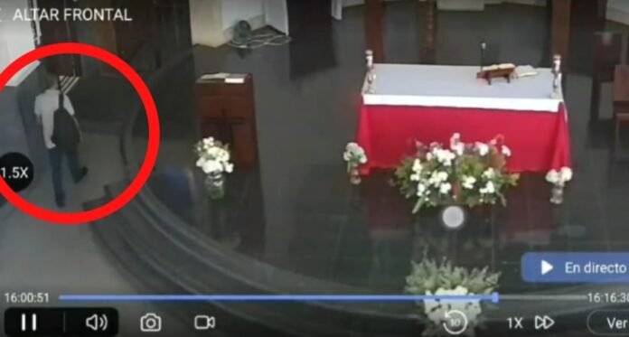 Hombre robando en una iglesia