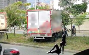 ¡Qué imprudencia!, conductor pasó por encima de un andén para evitar trancón en Envigado