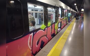 Autoridades ofrecen $10 millones por información de sujetos que pintaron un tren del metro de Medellín