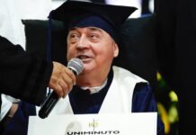 ¡Orgullo de Caldas !, el Profe Montoya se graduó como licenciado a sus 66 años
