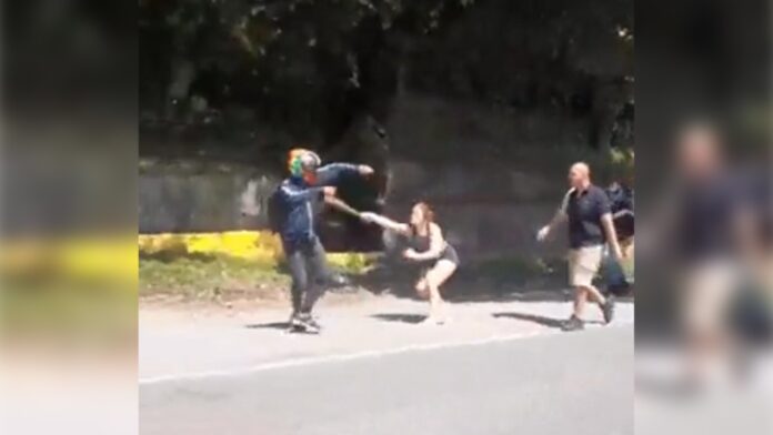 Sujetos peleando en vía Medellín-Caldas