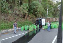 ¡Ojo!, vía Medellín Santa Fe de Antioquia está cerrada por volcamiento de camión