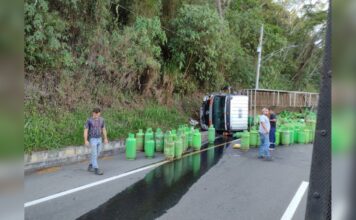 ¡Ojo!, vía Medellín Santa Fe de Antioquia está cerrada por volcamiento de camión