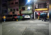 Mujer atropelló a dos ladrones que la iban a robar en Medellín, uno de ellos murió