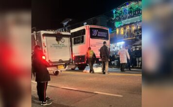 Una motociclista murió en fuerte accidente cuando un joven en una cicla se le atravesó