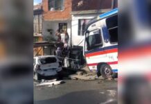Bus perdió el control y causó un fuerte accidente en Bello, dos personas quedaron heridas