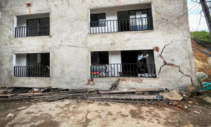 Demolición en vereda Manzanillo