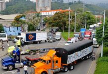 Caos vehicular en diferentes puntos de Antioquia por bloqueos del paro camionero