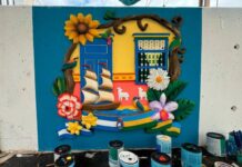 Un zócalo de Guatapé adorna la pared de una ciudad española