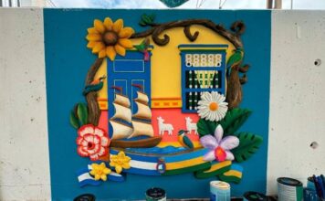 Un zócalo de Guatapé adorna la pared de una ciudad española