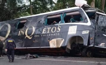 Bus de Los Inquietos del Vallenato sufre grave accidente en Caucasia: una persona pierde la vida.