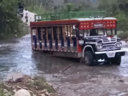 Chiva permanece atascada en la quebrada Las Damas en el municipio de Nariño