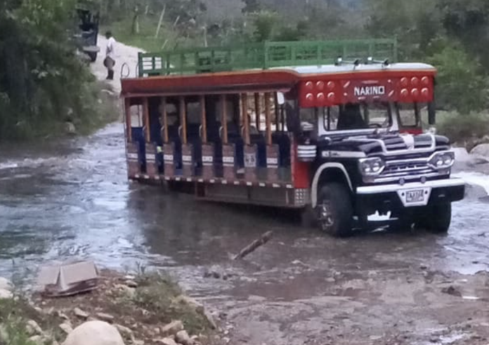 Chiva atascada Chiva permanece atascada en la quebrada Las Damas en el municipio de Nariño