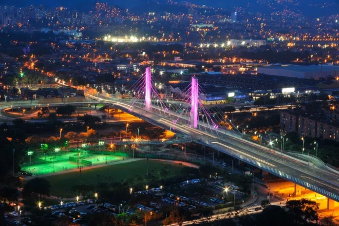 panoramica-nocturna-de-ciudad.jpeg