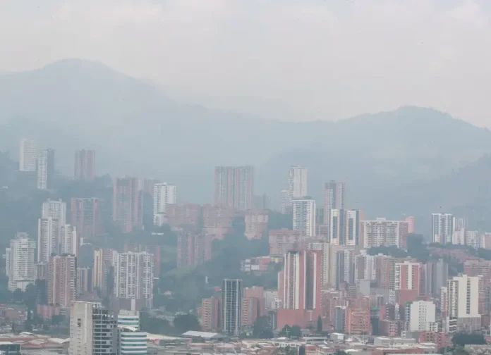 La calidad del aire en el Valle de Aburrá empeorará y genera alerta por contaminación La calidad del aire en el Valle de Aburrá empeorará y genera alerta por contaminación