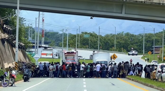 IMG_9987 Bloqueo vial en Antioquia mantiene cerradas varias rutas importantes