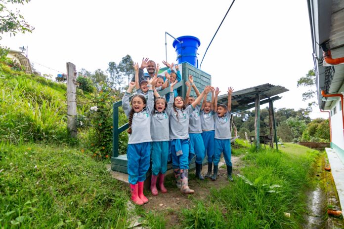 Agua potable para instituciones educativas rurales en Antioquia