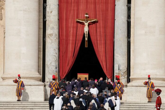 ataud-con-el-cuerpo Funeral del Papa Francisco