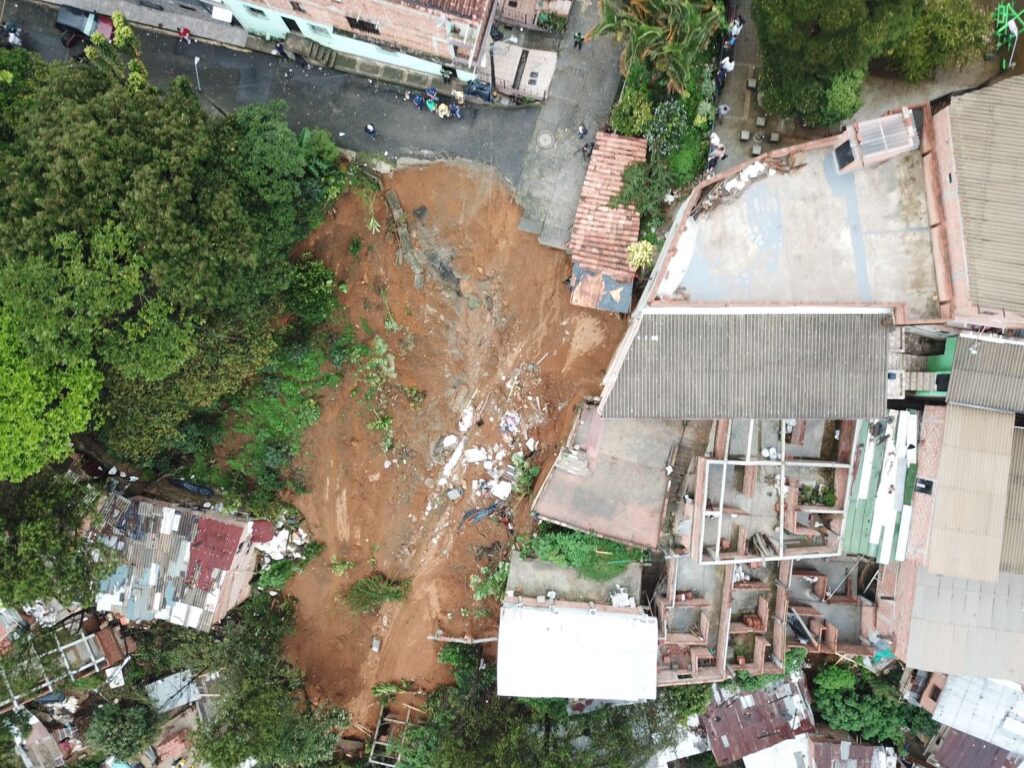 Emergencia en Villatina: 180 personas evacuadas por deslizamiento tras intensas lluvias en Medellín 1 Emergencia en Villatina: 180 personas evacuadas por deslizamiento tras intensas lluvias en Medellín