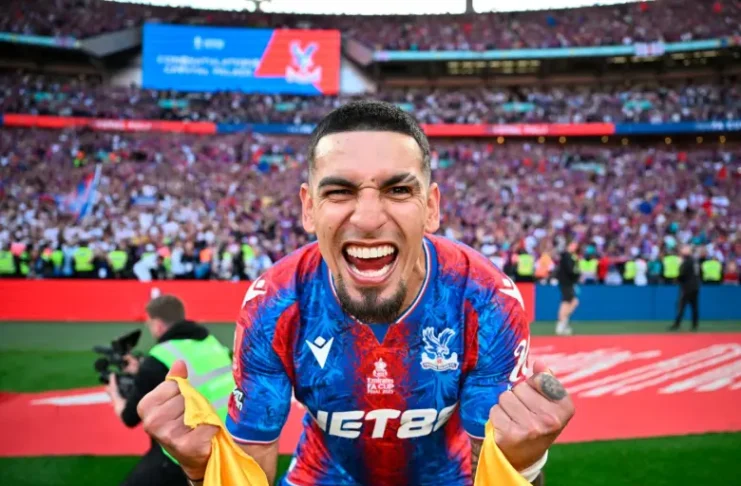 Daniel Muñoz, el campeón de la FA Cup que salió de la tribuna popular