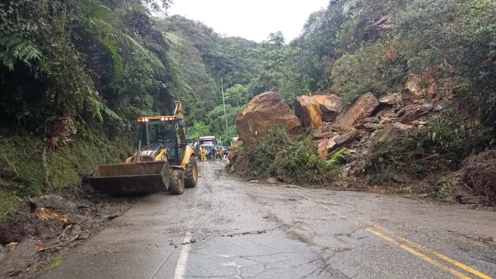 estado-vias-antioquia-deslizamientos-causa-lluvias-roca-gigante-1200x675 Las fuertes lluvias colapsan las vías en Antioquia y generan emergencias