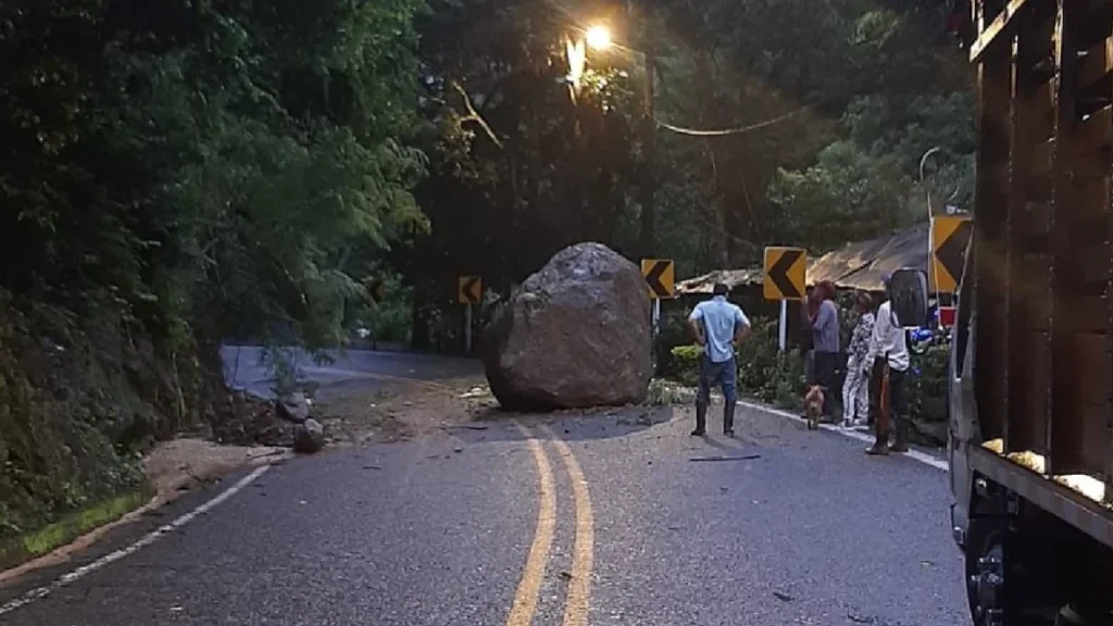 Las fuertes lluvias colapsan las vías en Antioquia y generan emergencias 2 Las fuertes lluvias colapsan las vías en Antioquia y generan emergencias