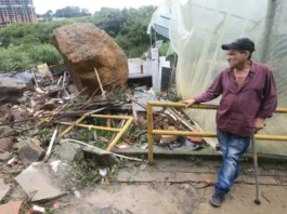 Una roca gigante cayó sobre la casa de dos adultos mayores y vivieron para contarlo