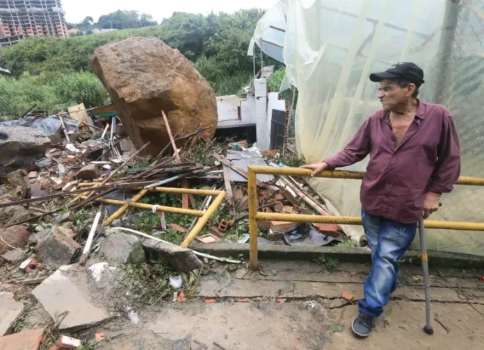 Una roca gigante cayó sobre la casa de dos adultos mayores y vivieron para contarlo