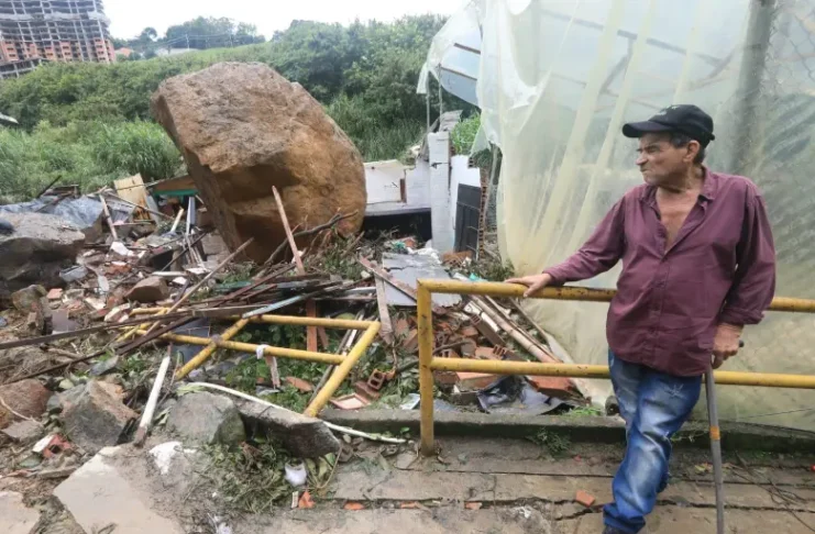 Una roca gigante cayó sobre la casa de dos adultos mayores y vivieron para contarlo