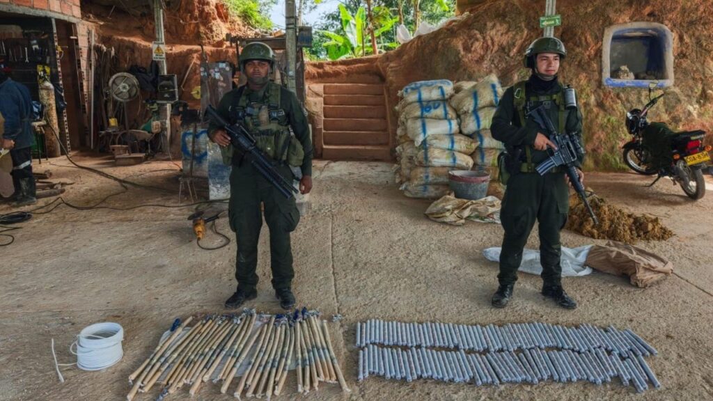Golpe a la minería ilegal en Antioquia: seis capturados y maquinaria destruida 2 Golpe a la minería ilegal en Antioquia: seis capturados y maquinaria destruida