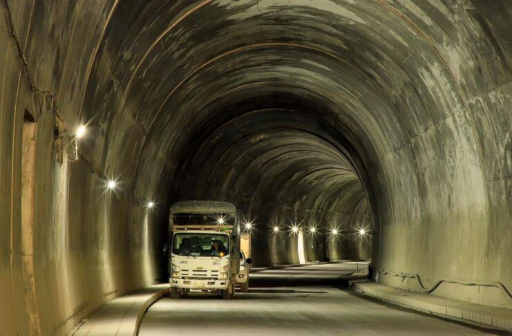 El Toyo avanza a toda marcha: finalizó el revestimiento del túnel y Antioquia asumió lo que la Nación dejó pendiente