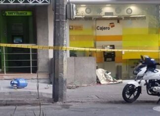 Intento de robo con explosivos a un cajero en Copacabana: dos extranjeros capturados y uno prófugo