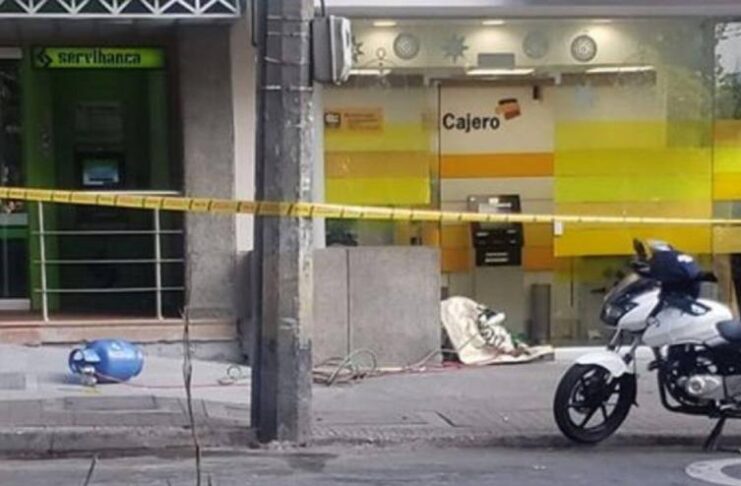 Intento de robo con explosivos a un cajero en Copacabana: dos extranjeros capturados y uno prófugo