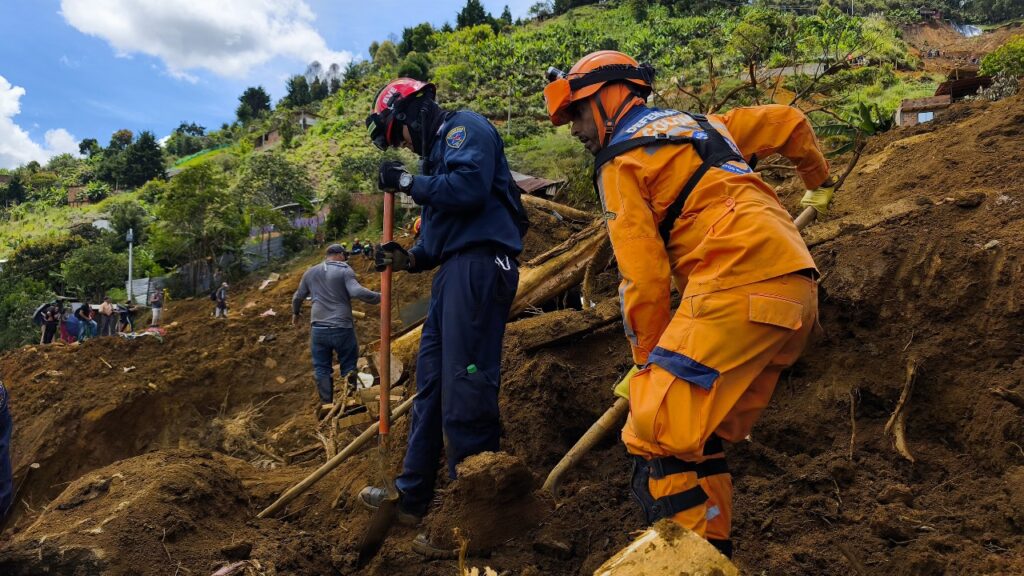 Una semana de la emergencia en Granizal: en la búsqueda de este lunes no se hallaron nuevas víctimas 1 Emergencia en Granizal