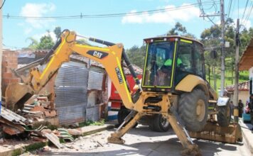 Abejorral: derriban tres inmuebles que se habían convertido en focos de inseguridad