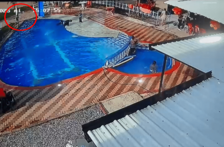 patrullera salvó a una niña que cayó a una piscina