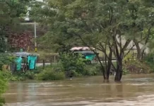 Creciente del río Tarazá afectó puestos de venta instalados para las fiestas locales