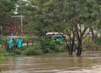 Creciente del río Tarazá afectó puestos de venta instalados para las fiestas locales INICIO