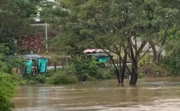 Creciente del río Tarazá afectó puestos de venta instalados para las fiestas locales
