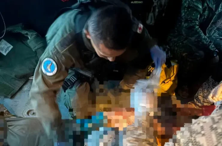 Deja dos militares heridos