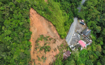 Restablecen el paso en la vía Medellín Bogotá tras remoción de derrumbe en la vía Medellín Bogotá