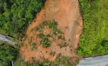 Continúa cerrada la vía Medellín–Bogotá tras derrumbe en San Luis Continúa cerrada la vía Medellín - Bogotá tras derrumbe en San Luis