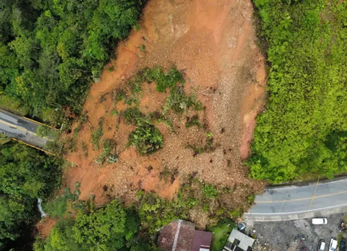 Continúa cerrada la vía Medellín - Bogotá tras derrumbe en San Luis