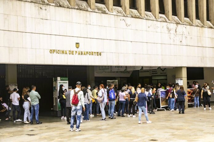 Falla en pasaportes en Colombia fue por amenaza cibernética: esto confirmó la Cancillería