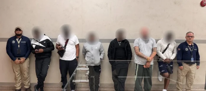 Frenan ingreso de seis extranjeros