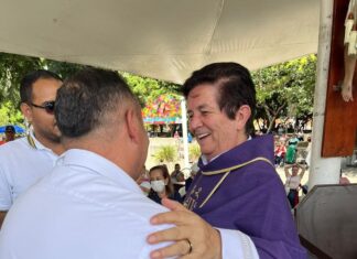 El padre Nevardo Cataño