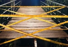 Se llevaron las tablas de un puente en Andes Se llevaron las tablas de un puente
