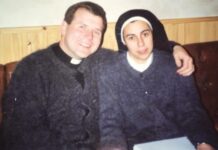 De sacerdote y monja a pareja: así nació su historia de amor De sacerdote y monja a pareja: así nació su historia de amor